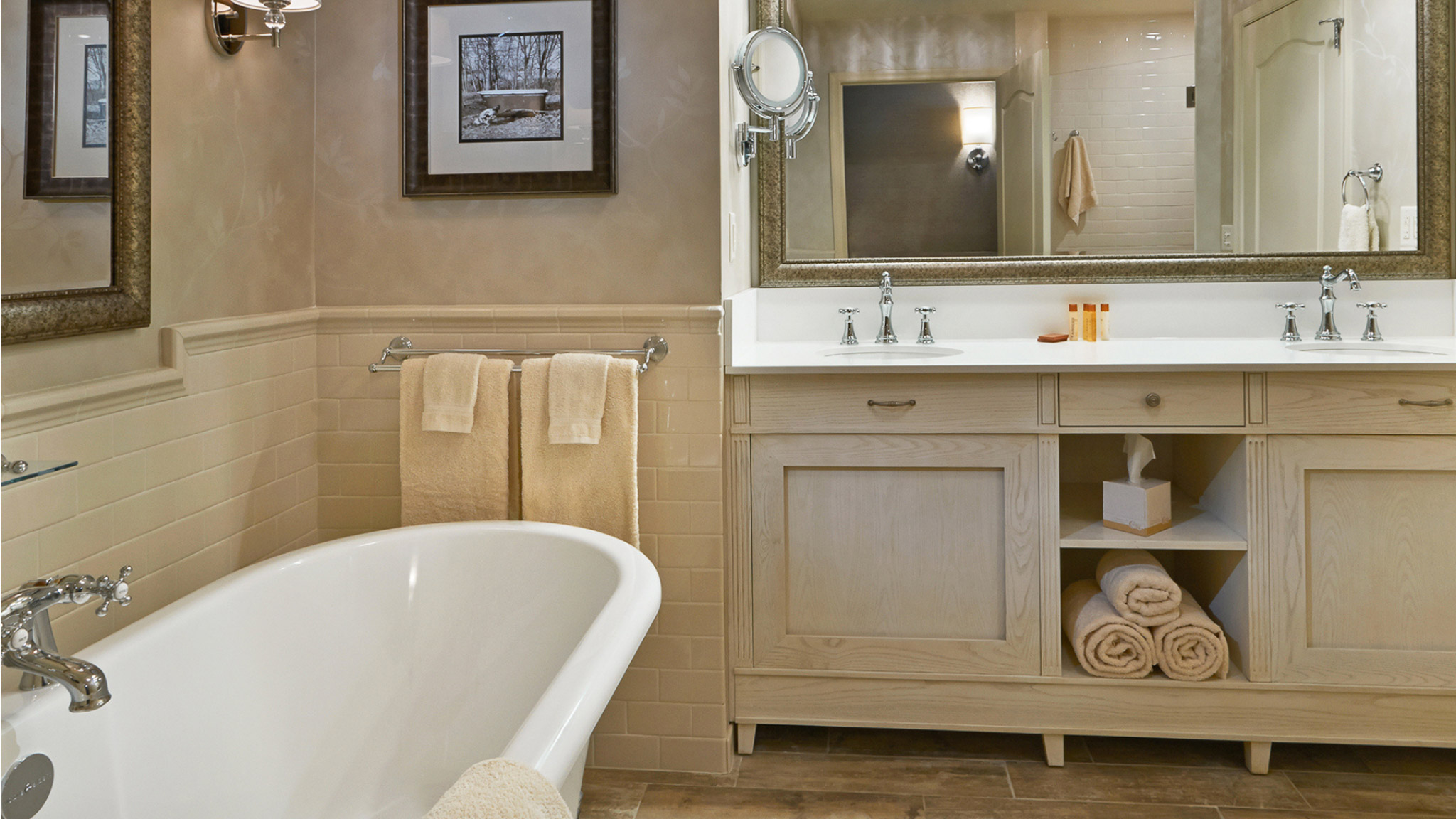 Adult Only Grand King at AmishView Inn & Suites at Plain & Fancy Farm in Lancaster County